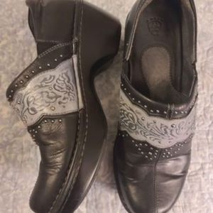 Ariat clog shoes size 11 B (b42)